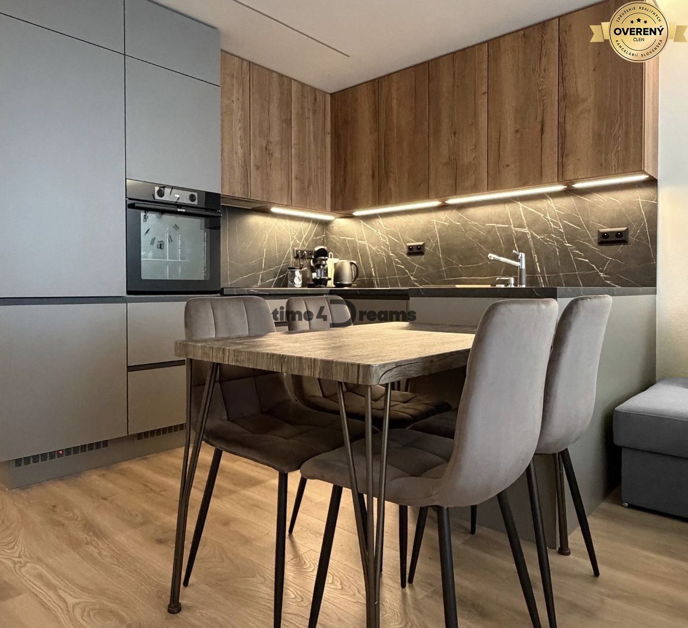 CENTRUM: 4 izb.byt + BALKON + ŠPAJZA + ŠATNÍK