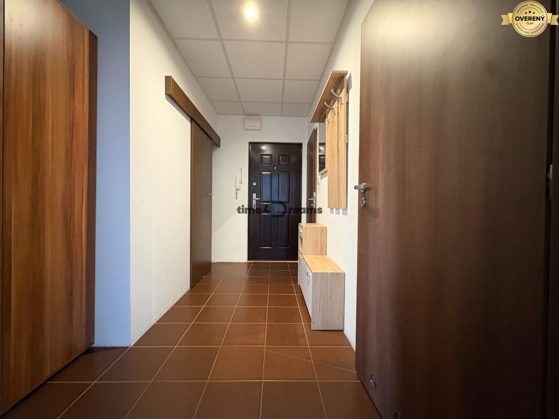 Na predaj: 2 izb.byt + LOGGIA, ŠPAJZA, ŠATNÍK, PIVNICA