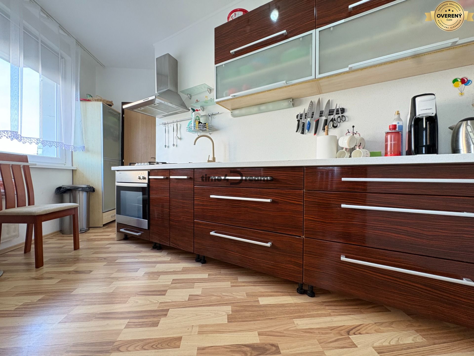 Na predaj: VEĽKÝ 3 izb.byt + LOGGIA + PIVNICA + ŠPAJZA + ŠATNÍK