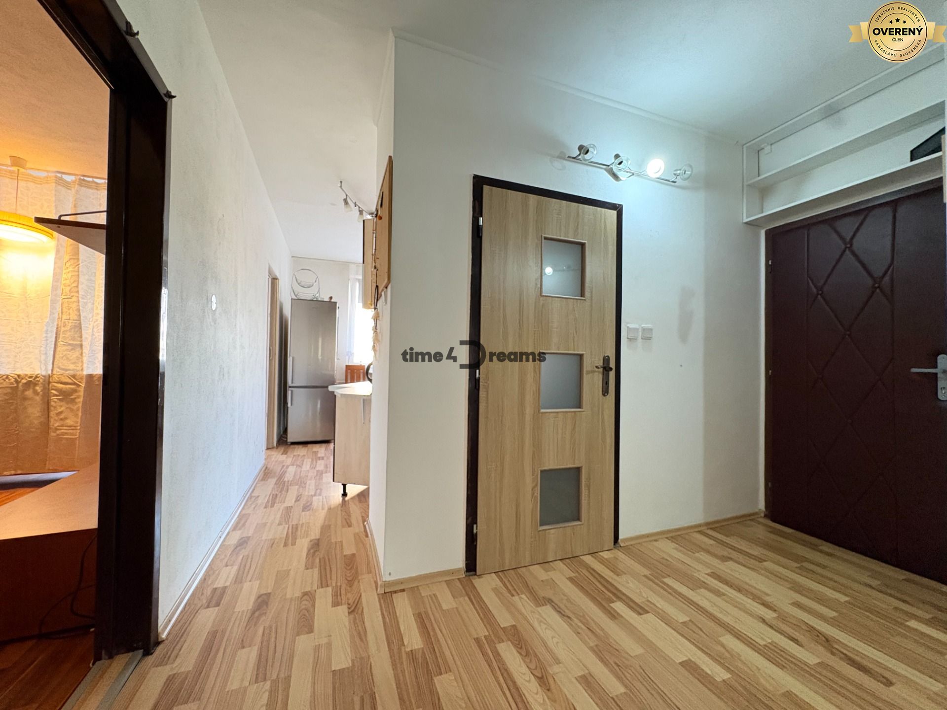 Na predaj: VEĽKÝ 3 izb.byt + LOGGIA + PIVNICA + ŠPAJZA + ŠATNÍK