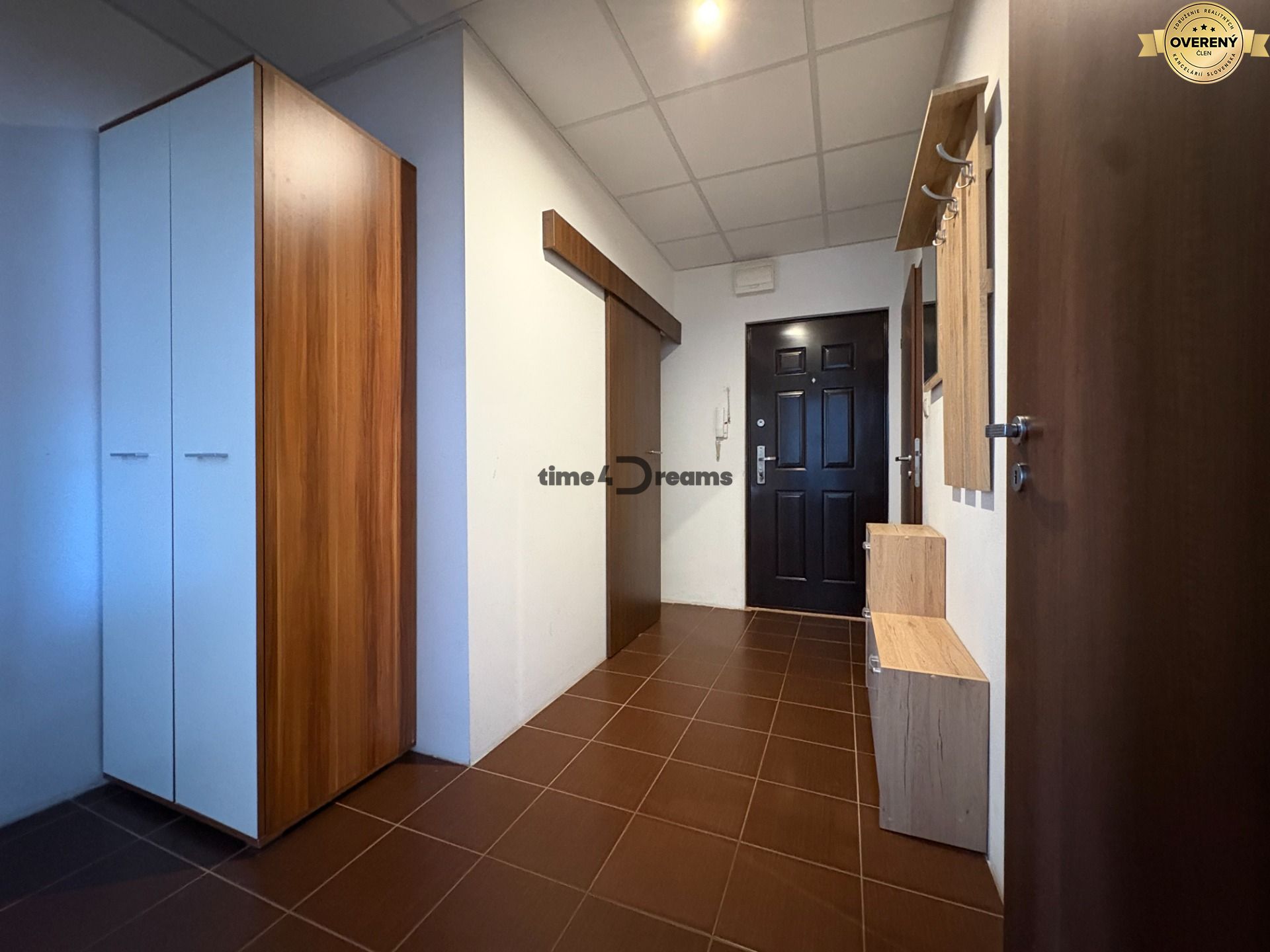 Na predaj: 2 izb.byt + LOGGIA, ŠPAJZA, ŠATNÍK, PIVNICA