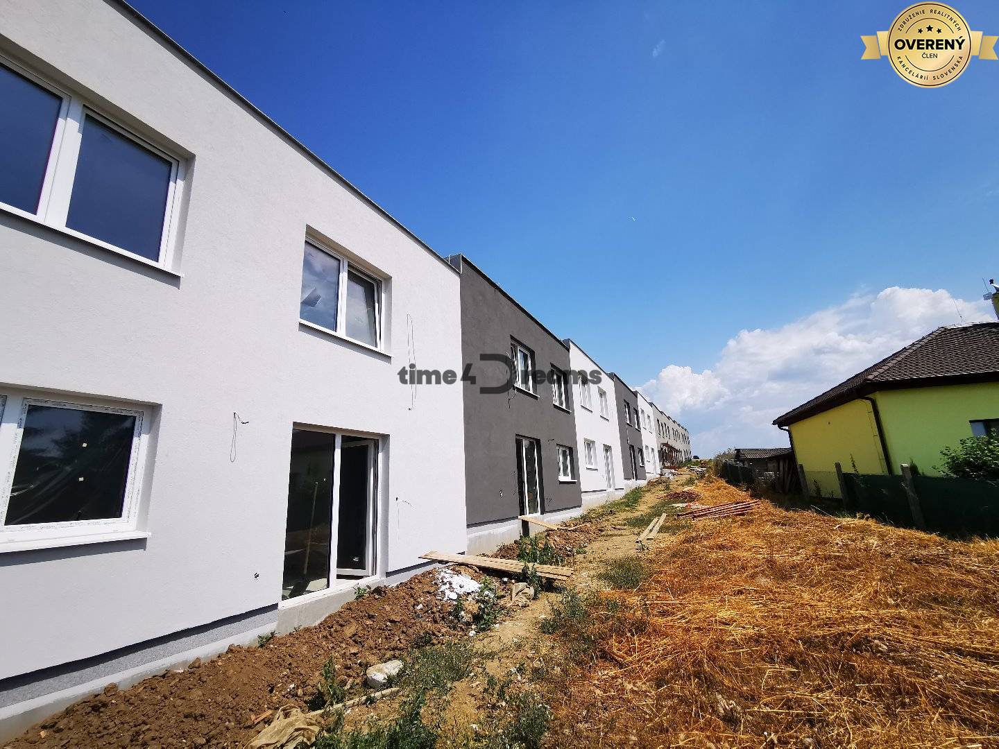 NA PREDAJ Rodinné radové domy v obci Šurianky Perkovce