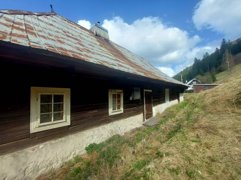 NA PREDAJ drevená chalúpka v Motyčkách 