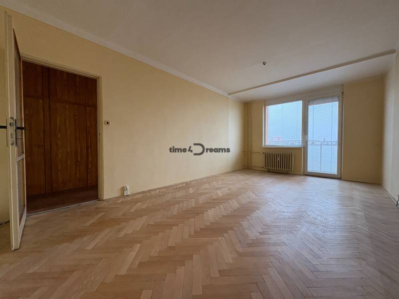Na predaj: 4 izb.byt + BALKON + PIVNICA