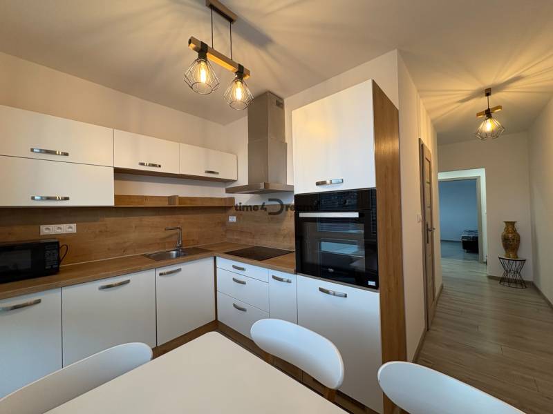 Na predaj: CENTRUM 2 ib + BALKON + PIVNICA + ŠATNIK