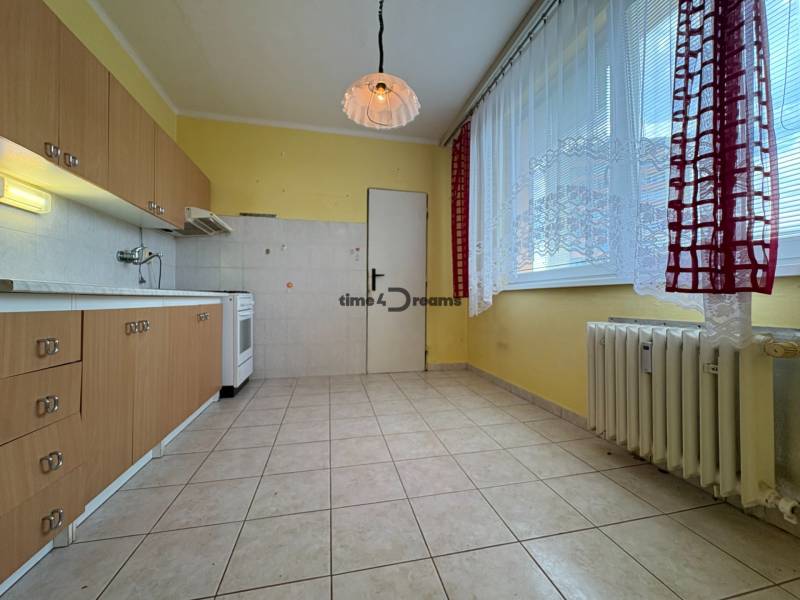 Na predaj: CENTRUM 2 izb.byt + BALKON + PIVNICA + ŠATNIK + ŠPAJZA