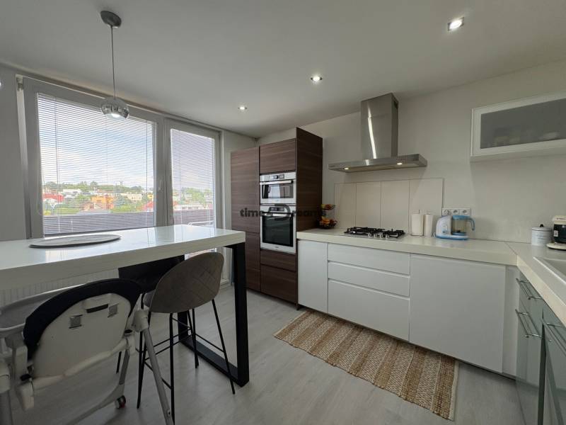 Na prenájom: 2 izb.byt v CENTRE mesta + BALKON + ŠATNIK + PIVNICA