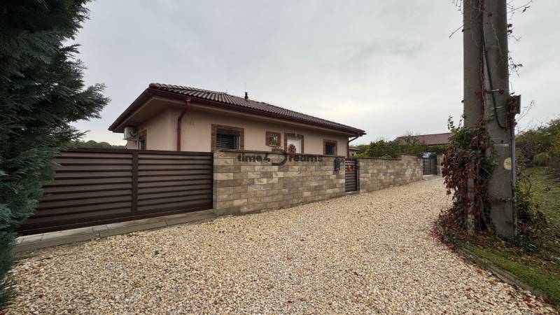 NA PREDAJ útulný domček v obci Kolíňany - Nitra 