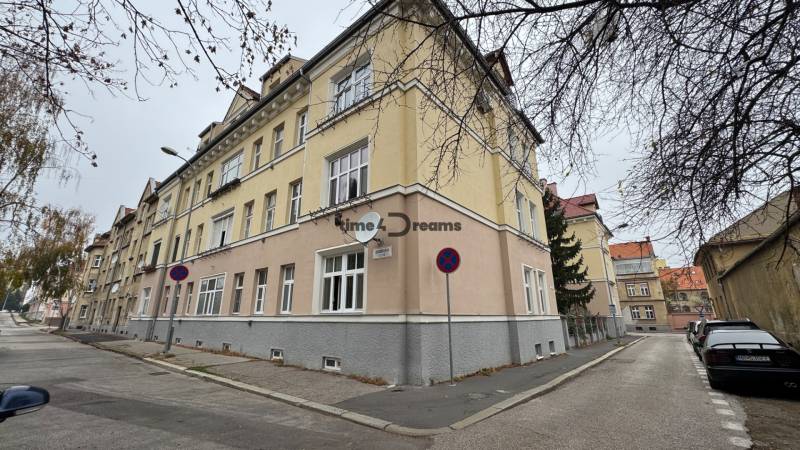 NA PREDAJ 2 izbový byt v historickej bytovke v centre NITRY