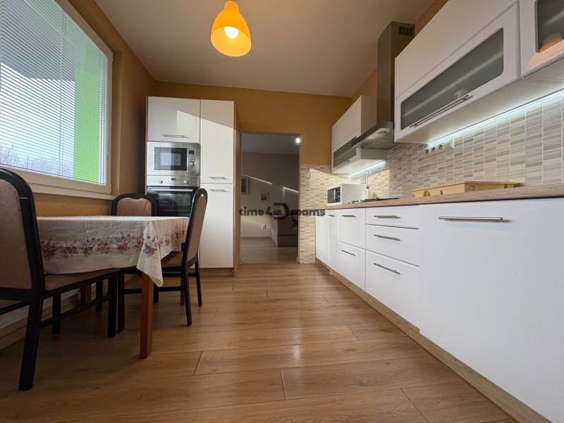 Na predaj: 3 izb.byt + BALKON + PIVNICA + ŠATNÍK + ŠPAJZA