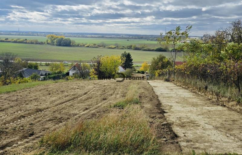 Na predaj: Stavebný pozemok s výhľadom v meste Levice