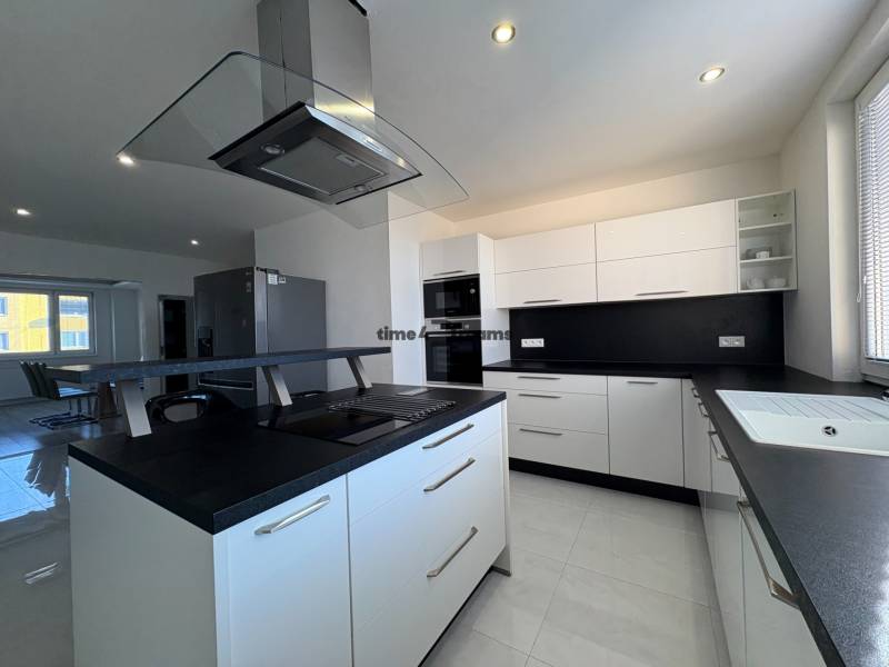 Na predaj: 4 izbový byt + LOGGIA + PIVNICA