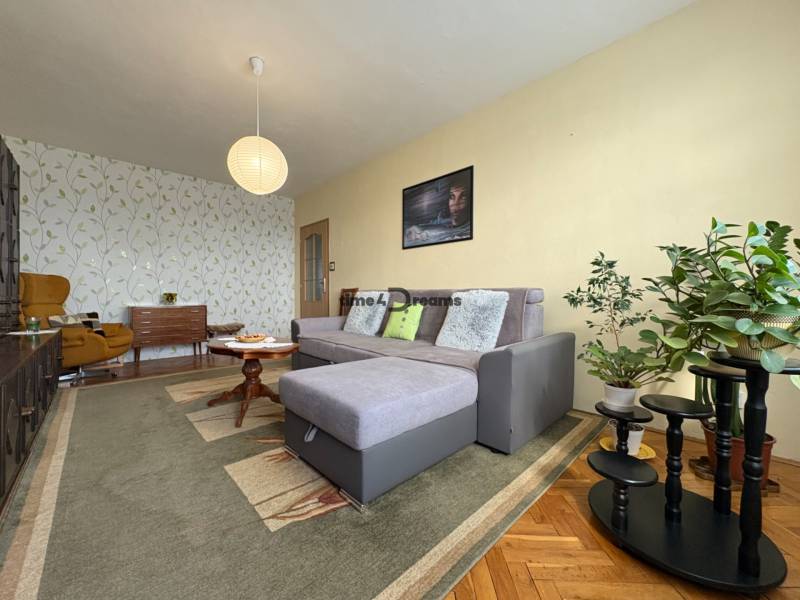 Na predaj: CENTRUM veľký 3 izb.byt + BALKON + ŠATNIK