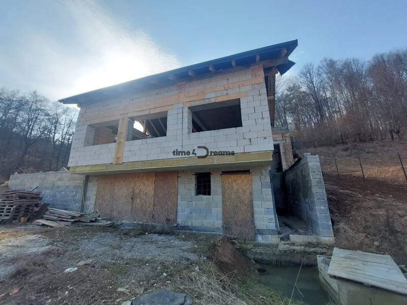 NA PREDAJ-NOVÁ CENA rozostavaný 4i rodinný dom Zvolenská Slatina