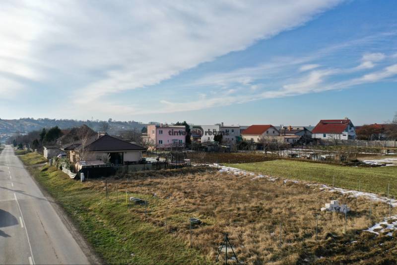 Na predaj pozemok Golianvo