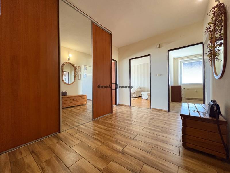 Na predaj: 4 izb.byt + BALKON + PIVNICA