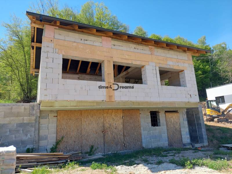 NOVÁ CENA-NA PREDAJ- rozostavaný 5i rodinný dom Zvolenská Slatina