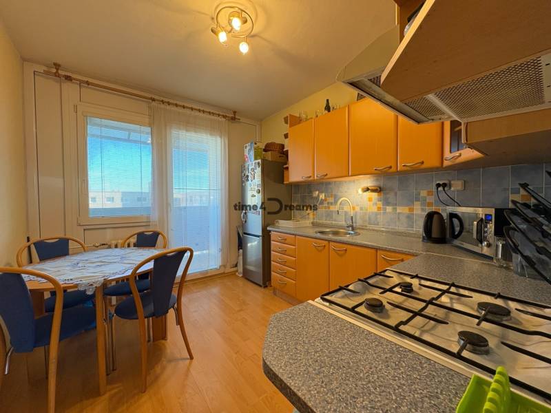 Na predaj: Veľký 3 izb.byt + loggia + pivnica