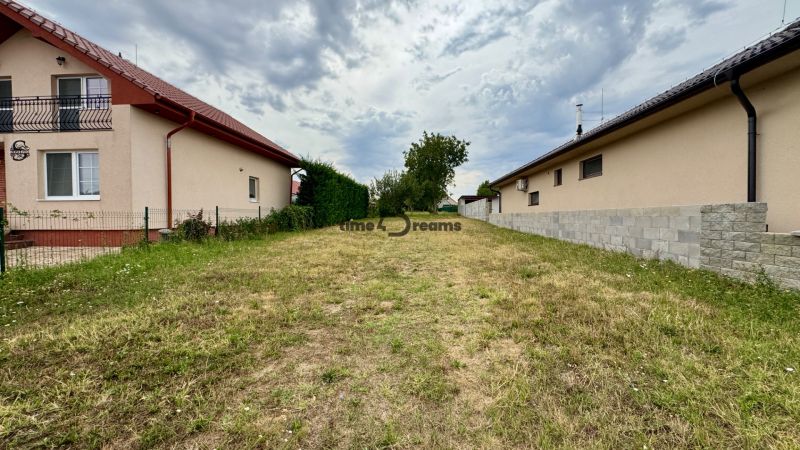 NA PREDAJ stavebný pozemok Močenok