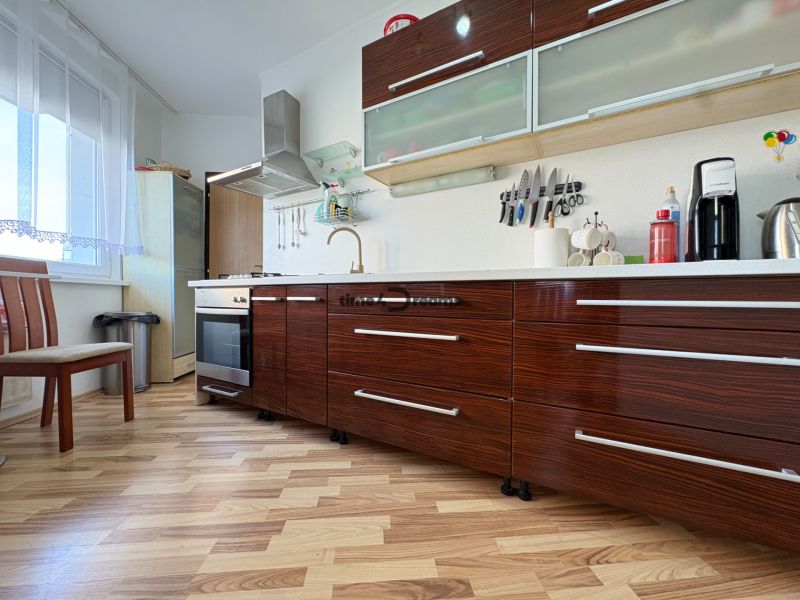 Na predaj: VEĽKÝ 3 izb.byt + LOGGIA + PIVNICA + ŠPAJZA + ŠATNÍK